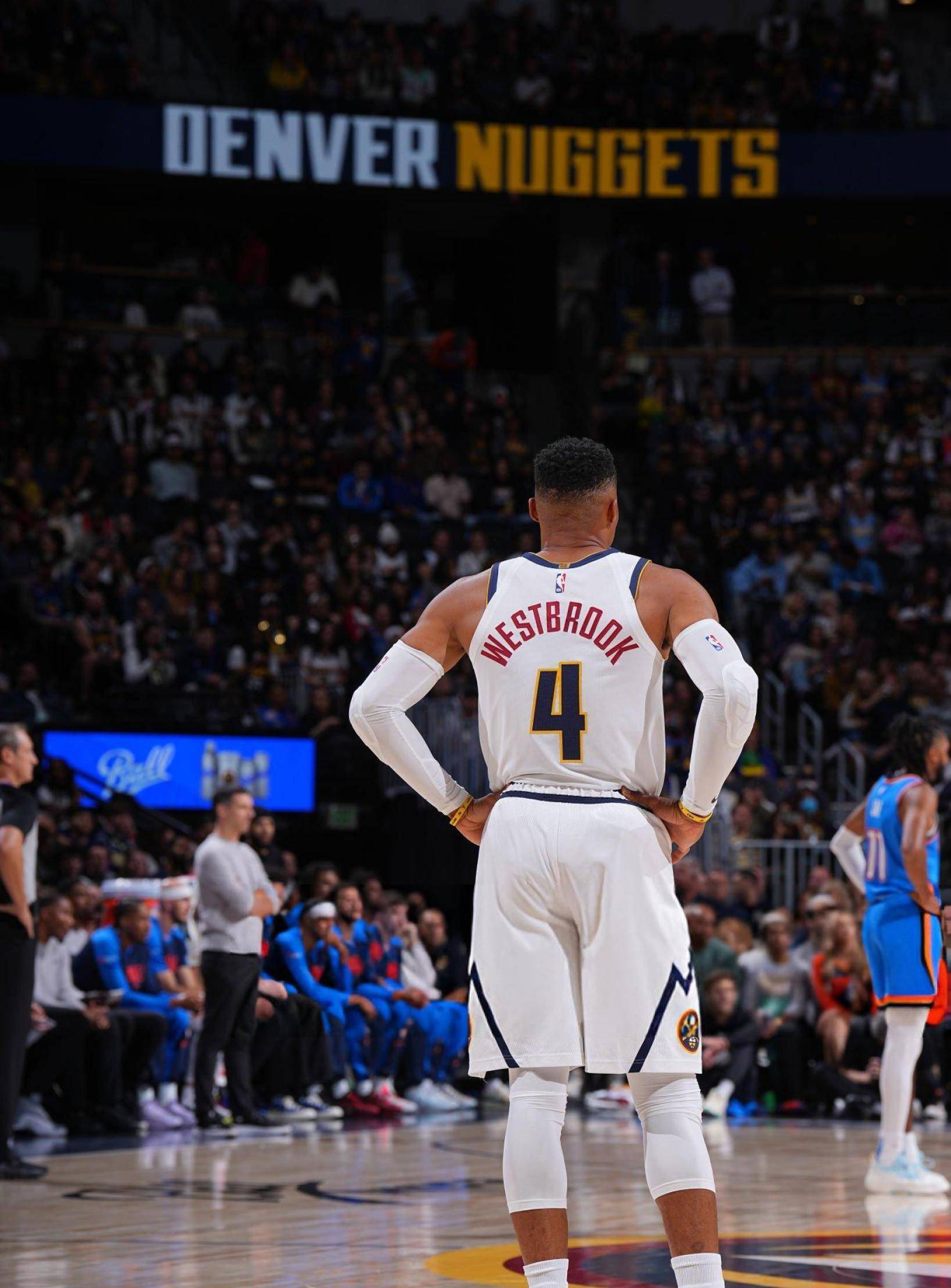 记者：湖人未将艾顿视为长期的中锋人选，他不是东契奇的空接搭档