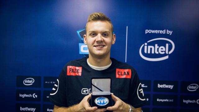 前往冠军之路！ Top Esports 官方关注了 Kanavi 、教练 Hongmi 和刘青松的微博