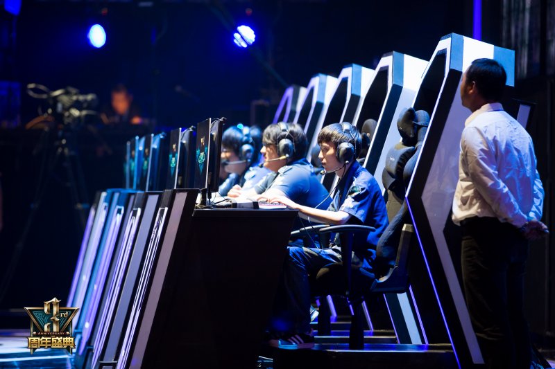 LPL 精彩瞬间： Flandre Sett悠闲地偷走了 Dragon 一拳！