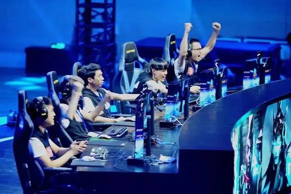 【LPL战报】V5 2-0 RNG：Photic五杀泽丽成功终结RNG连胜